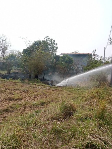 งานป้องกันและบรรเทาสาธารรภัย เทศบาลตำบลปักธงชัย ออกช่วยระงับเหตุเพลิงไหม้ บ้านนาแค หมู่ที่ 4