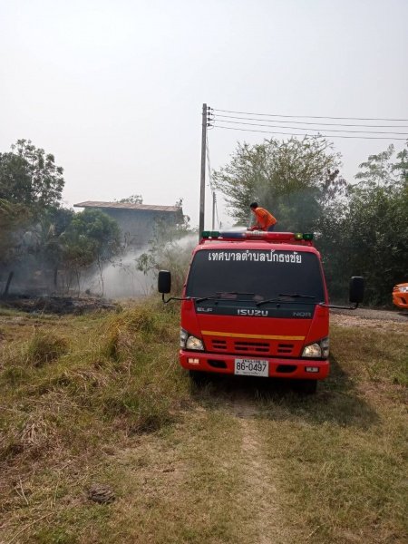 งานป้องกันและบรรเทาสาธารรภัย เทศบาลตำบลปักธงชัย ออกช่วยระงับเหตุเพลิงไหม้ บ้านนาแค หมู่ที่ 4