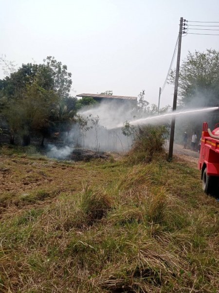 งานป้องกันและบรรเทาสาธารรภัย เทศบาลตำบลปักธงชัย ออกช่วยระงับเหตุเพลิงไหม้ บ้านนาแค หมู่ที่ 4