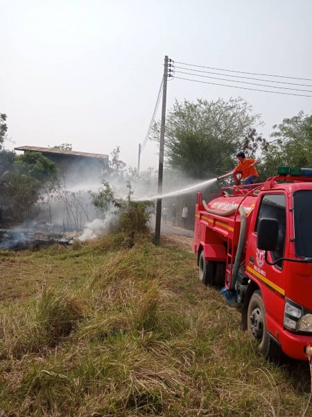 งานป้องกันและบรรเทาสาธารรภัย เทศบาลตำบลปักธงชัย ออกช่วยระงับเหตุเพลิงไหม้ บ้านนาแค หมู่ที่ 4