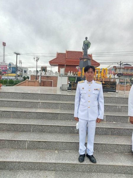 เทศบาลตำบลปักธงชัย เข้าร่วมพิธีทำบุญตักบาตร พิธีวางพานพุ่มและถวายบังคมเนื่องในวันคล้ายวันพระบรมราชสมภพพระบาทสมเด็จพระบรมชนกาธิเบศร มหาภูมิพลอดุลยเดชมหาราช บรมนาถบพิตร วันชาติ และวันพ่อแห่งชาติ ณ หอประชุมอำเภอปักธงชัยเพื่อสดุดีพระเกียรติคุณและน้อมรำลึกในพระมหากรุณาธิคุณอันหาที่สุดมิได้