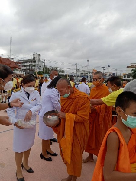 เทศบาลตำบลปักธงชัย เข้าร่วมพิธีทำบุญตักบาตร พิธีวางพานพุ่มและถวายบังคมเนื่องในวันคล้ายวันพระบรมราชสมภพพระบาทสมเด็จพระบรมชนกาธิเบศร มหาภูมิพลอดุลยเดชมหาราช บรมนาถบพิตร วันชาติ และวันพ่อแห่งชาติ ณ หอประชุมอำเภอปักธงชัยเพื่อสดุดีพระเกียรติคุณและน้อมรำลึกในพระมหากรุณาธิคุณอันหาที่สุดมิได้