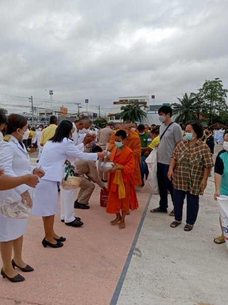 เทศบาลตำบลปักธงชัย เข้าร่วมพิธีทำบุญตักบาตร พิธีวางพานพุ่มและถวายบังคมเนื่องในวันคล้ายวันพระบรมราชสมภพพระบาทสมเด็จพระบรมชนกาธิเบศร มหาภูมิพลอดุลยเดชมหาราช บรมนาถบพิตร วันชาติ และวันพ่อแห่งชาติ ณ หอประชุมอำเภอปักธงชัยเพื่อสดุดีพระเกียรติคุณและน้อมรำลึกในพระมหากรุณาธิคุณอันหาที่สุดมิได้