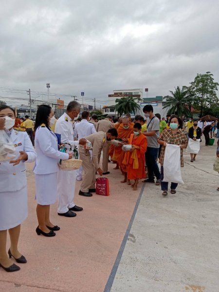เทศบาลตำบลปักธงชัย เข้าร่วมพิธีทำบุญตักบาตร พิธีวางพานพุ่มและถวายบังคมเนื่องในวันคล้ายวันพระบรมราชสมภพพระบาทสมเด็จพระบรมชนกาธิเบศร มหาภูมิพลอดุลยเดชมหาราช บรมนาถบพิตร วันชาติ และวันพ่อแห่งชาติ ณ หอประชุมอำเภอปักธงชัยเพื่อสดุดีพระเกียรติคุณและน้อมรำลึกในพระมหากรุณาธิคุณอันหาที่สุดมิได้