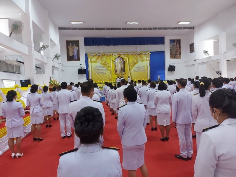 เทศบาลตำบลปักธงชัย เข้าร่วมพิธีทำบุญตักบาตร พิธีวางพานพุ่มและถวายบังคมเนื่องในวันคล้ายวันพระบรมราชสมภพพระบาทสมเด็จพระบรมชนกาธิเบศร มหาภูมิพลอดุลยเดชมหาราช บรมนาถบพิตร วันชาติ และวันพ่อแห่งชาติ ณ หอประชุมอำเภอปักธงชัยเพื่อสดุดีพระเกียรติคุณและน้อมรำลึกในพระมหากรุณาธิคุณอันหาที่สุดมิได้