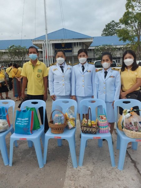เทศบาลตำบลปักธงชัย เข้าร่วมพิธีทำบุญตักบาตร พิธีวางพานพุ่มและถวายบังคมเนื่องในวันคล้ายวันพระบรมราชสมภพพระบาทสมเด็จพระบรมชนกาธิเบศร มหาภูมิพลอดุลยเดชมหาราช บรมนาถบพิตร วันชาติ และวันพ่อแห่งชาติ ณ หอประชุมอำเภอปักธงชัยเพื่อสดุดีพระเกียรติคุณและน้อมรำลึกในพระมหากรุณาธิคุณอันหาที่สุดมิได้
