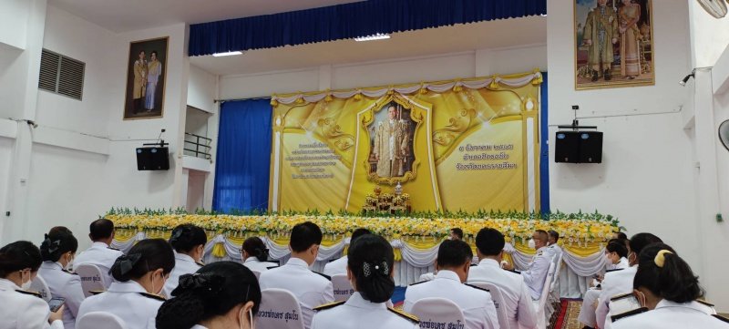 เทศบาลตำบลปักธงชัย เข้าร่วมพิธีทำบุญตักบาตร พิธีวางพานพุ่มและถวายบังคมเนื่องในวันคล้ายวันพระบรมราชสมภพพระบาทสมเด็จพระบรมชนกาธิเบศร มหาภูมิพลอดุลยเดชมหาราช บรมนาถบพิตร วันชาติ และวันพ่อแห่งชาติ ณ หอประชุมอำเภอปักธงชัยเพื่อสดุดีพระเกียรติคุณและน้อมรำลึกในพระมหากรุณาธิคุณอันหาที่สุดมิได้