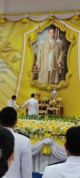 เทศบาลตำบลปักธงชัย เข้าร่วมพิธีทำบุญตักบาตร พิธีวางพานพุ่มและถวายบังคมเนื่องในวันคล้ายวันพระบรมราชสมภพพระบาทสมเด็จพระบรมชนกาธิเบศร มหาภูมิพลอดุลยเดชมหาราช บรมนาถบพิตร วันชาติ และวันพ่อแห่งชาติ ณ หอประชุมอำเภอปักธงชัยเพื่อสดุดีพระเกียรติคุณและน้อมรำลึกในพระมหากรุณาธิคุณอันหาที่สุดมิได้