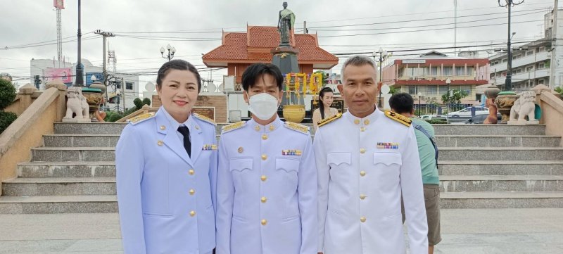 เทศบาลตำบลปักธงชัย เข้าร่วมพิธีทำบุญตักบาตร พิธีวางพานพุ่มและถวายบังคมเนื่องในวันคล้ายวันพระบรมราชสมภพพระบาทสมเด็จพระบรมชนกาธิเบศร มหาภูมิพลอดุลยเดชมหาราช บรมนาถบพิตร วันชาติ และวันพ่อแห่งชาติ ณ หอประชุมอำเภอปักธงชัยเพื่อสดุดีพระเกียรติคุณและน้อมรำลึกในพระมหากรุณาธิคุณอันหาที่สุดมิได้