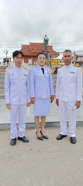 เทศบาลตำบลปักธงชัย เข้าร่วมพิธีทำบุญตักบาตร พิธีวางพานพุ่มและถวายบังคมเนื่องในวันคล้ายวันพระบรมราชสมภพพระบาทสมเด็จพระบรมชนกาธิเบศร มหาภูมิพลอดุลยเดชมหาราช บรมนาถบพิตร วันชาติ และวันพ่อแห่งชาติ ณ หอประชุมอำเภอปักธงชัยเพื่อสดุดีพระเกียรติคุณและน้อมรำลึกในพระมหากรุณาธิคุณอันหาที่สุดมิได้