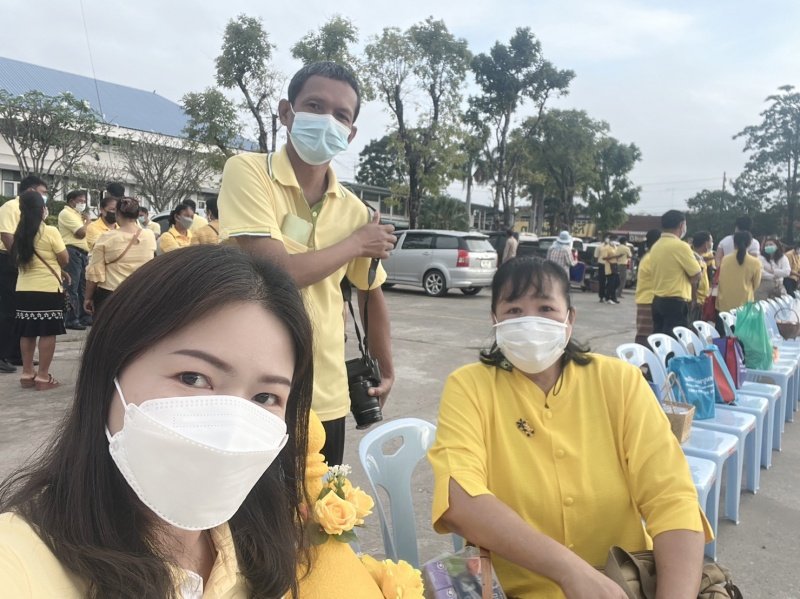 เทศบาลตำบลปักธงชัย เข้าร่วมพิธีทำบุญตักบาตร พิธีวางพานพุ่มและถวายบังคมเนื่องในวันคล้ายวันพระบรมราชสมภพพระบาทสมเด็จพระบรมชนกาธิเบศร มหาภูมิพลอดุลยเดชมหาราช บรมนาถบพิตร วันชาติ และวันพ่อแห่งชาติ ณ หอประชุมอำเภอปักธงชัยเพื่อสดุดีพระเกียรติคุณและน้อมรำลึกในพระมหากรุณาธิคุณอันหาที่สุดมิได้