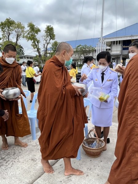 เทศบาลตำบลปักธงชัย เข้าร่วมพิธีทำบุญตักบาตร พิธีวางพานพุ่มและถวายบังคมเนื่องในวันคล้ายวันพระบรมราชสมภพพระบาทสมเด็จพระบรมชนกาธิเบศร มหาภูมิพลอดุลยเดชมหาราช บรมนาถบพิตร วันชาติ และวันพ่อแห่งชาติ ณ หอประชุมอำเภอปักธงชัยเพื่อสดุดีพระเกียรติคุณและน้อมรำลึกในพระมหากรุณาธิคุณอันหาที่สุดมิได้