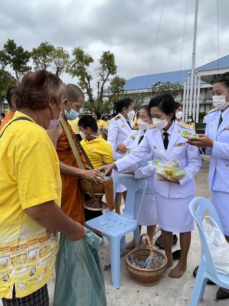 เทศบาลตำบลปักธงชัย เข้าร่วมพิธีทำบุญตักบาตร พิธีวางพานพุ่มและถวายบังคมเนื่องในวันคล้ายวันพระบรมราชสมภพพระบาทสมเด็จพระบรมชนกาธิเบศร มหาภูมิพลอดุลยเดชมหาราช บรมนาถบพิตร วันชาติ และวันพ่อแห่งชาติ ณ หอประชุมอำเภอปักธงชัยเพื่อสดุดีพระเกียรติคุณและน้อมรำลึกในพระมหากรุณาธิคุณอันหาที่สุดมิได้