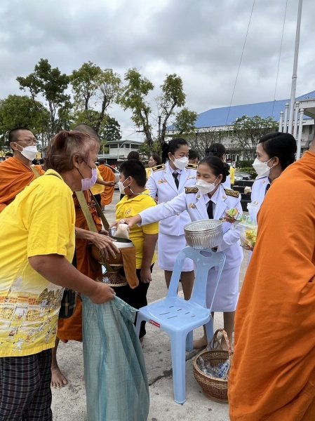 เทศบาลตำบลปักธงชัย เข้าร่วมพิธีทำบุญตักบาตร พิธีวางพานพุ่มและถวายบังคมเนื่องในวันคล้ายวันพระบรมราชสมภพพระบาทสมเด็จพระบรมชนกาธิเบศร มหาภูมิพลอดุลยเดชมหาราช บรมนาถบพิตร วันชาติ และวันพ่อแห่งชาติ ณ หอประชุมอำเภอปักธงชัยเพื่อสดุดีพระเกียรติคุณและน้อมรำลึกในพระมหากรุณาธิคุณอันหาที่สุดมิได้