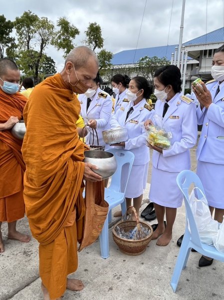 เทศบาลตำบลปักธงชัย เข้าร่วมพิธีทำบุญตักบาตร พิธีวางพานพุ่มและถวายบังคมเนื่องในวันคล้ายวันพระบรมราชสมภพพระบาทสมเด็จพระบรมชนกาธิเบศร มหาภูมิพลอดุลยเดชมหาราช บรมนาถบพิตร วันชาติ และวันพ่อแห่งชาติ ณ หอประชุมอำเภอปักธงชัยเพื่อสดุดีพระเกียรติคุณและน้อมรำลึกในพระมหากรุณาธิคุณอันหาที่สุดมิได้