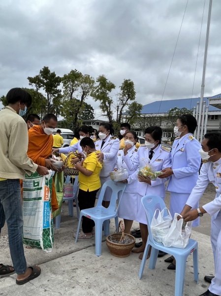 เทศบาลตำบลปักธงชัย เข้าร่วมพิธีทำบุญตักบาตร พิธีวางพานพุ่มและถวายบังคมเนื่องในวันคล้ายวันพระบรมราชสมภพพระบาทสมเด็จพระบรมชนกาธิเบศร มหาภูมิพลอดุลยเดชมหาราช บรมนาถบพิตร วันชาติ และวันพ่อแห่งชาติ ณ หอประชุมอำเภอปักธงชัยเพื่อสดุดีพระเกียรติคุณและน้อมรำลึกในพระมหากรุณาธิคุณอันหาที่สุดมิได้