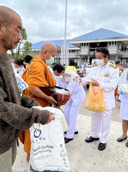 เทศบาลตำบลปักธงชัย เข้าร่วมพิธีทำบุญตักบาตร พิธีวางพานพุ่มและถวายบังคมเนื่องในวันคล้ายวันพระบรมราชสมภพพระบาทสมเด็จพระบรมชนกาธิเบศร มหาภูมิพลอดุลยเดชมหาราช บรมนาถบพิตร วันชาติ และวันพ่อแห่งชาติ ณ หอประชุมอำเภอปักธงชัยเพื่อสดุดีพระเกียรติคุณและน้อมรำลึกในพระมหากรุณาธิคุณอันหาที่สุดมิได้