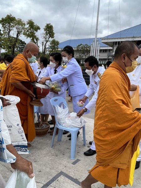 เทศบาลตำบลปักธงชัย เข้าร่วมพิธีทำบุญตักบาตร พิธีวางพานพุ่มและถวายบังคมเนื่องในวันคล้ายวันพระบรมราชสมภพพระบาทสมเด็จพระบรมชนกาธิเบศร มหาภูมิพลอดุลยเดชมหาราช บรมนาถบพิตร วันชาติ และวันพ่อแห่งชาติ ณ หอประชุมอำเภอปักธงชัยเพื่อสดุดีพระเกียรติคุณและน้อมรำลึกในพระมหากรุณาธิคุณอันหาที่สุดมิได้