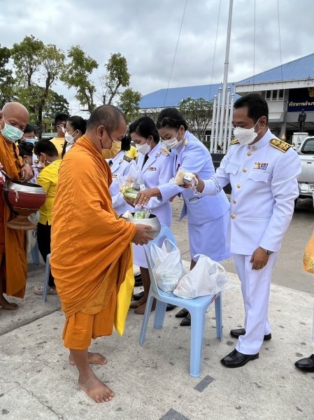 เทศบาลตำบลปักธงชัย เข้าร่วมพิธีทำบุญตักบาตร พิธีวางพานพุ่มและถวายบังคมเนื่องในวันคล้ายวันพระบรมราชสมภพพระบาทสมเด็จพระบรมชนกาธิเบศร มหาภูมิพลอดุลยเดชมหาราช บรมนาถบพิตร วันชาติ และวันพ่อแห่งชาติ ณ หอประชุมอำเภอปักธงชัยเพื่อสดุดีพระเกียรติคุณและน้อมรำลึกในพระมหากรุณาธิคุณอันหาที่สุดมิได้