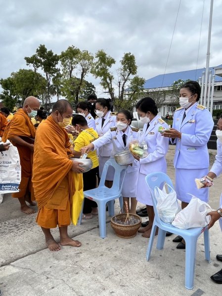 เทศบาลตำบลปักธงชัย เข้าร่วมพิธีทำบุญตักบาตร พิธีวางพานพุ่มและถวายบังคมเนื่องในวันคล้ายวันพระบรมราชสมภพพระบาทสมเด็จพระบรมชนกาธิเบศร มหาภูมิพลอดุลยเดชมหาราช บรมนาถบพิตร วันชาติ และวันพ่อแห่งชาติ ณ หอประชุมอำเภอปักธงชัยเพื่อสดุดีพระเกียรติคุณและน้อมรำลึกในพระมหากรุณาธิคุณอันหาที่สุดมิได้