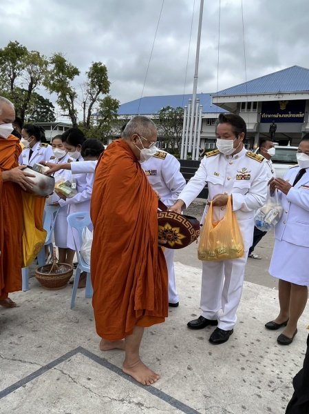 เทศบาลตำบลปักธงชัย เข้าร่วมพิธีทำบุญตักบาตร พิธีวางพานพุ่มและถวายบังคมเนื่องในวันคล้ายวันพระบรมราชสมภพพระบาทสมเด็จพระบรมชนกาธิเบศร มหาภูมิพลอดุลยเดชมหาราช บรมนาถบพิตร วันชาติ และวันพ่อแห่งชาติ ณ หอประชุมอำเภอปักธงชัยเพื่อสดุดีพระเกียรติคุณและน้อมรำลึกในพระมหากรุณาธิคุณอันหาที่สุดมิได้