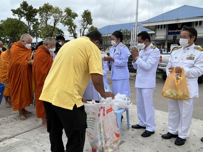 เทศบาลตำบลปักธงชัย เข้าร่วมพิธีทำบุญตักบาตร พิธีวางพานพุ่มและถวายบังคมเนื่องในวันคล้ายวันพระบรมราชสมภพพระบาทสมเด็จพระบรมชนกาธิเบศร มหาภูมิพลอดุลยเดชมหาราช บรมนาถบพิตร วันชาติ และวันพ่อแห่งชาติ ณ หอประชุมอำเภอปักธงชัยเพื่อสดุดีพระเกียรติคุณและน้อมรำลึกในพระมหากรุณาธิคุณอันหาที่สุดมิได้