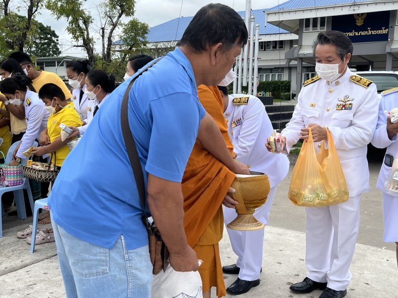 เทศบาลตำบลปักธงชัย เข้าร่วมพิธีทำบุญตักบาตร พิธีวางพานพุ่มและถวายบังคมเนื่องในวันคล้ายวันพระบรมราชสมภพพระบาทสมเด็จพระบรมชนกาธิเบศร มหาภูมิพลอดุลยเดชมหาราช บรมนาถบพิตร วันชาติ และวันพ่อแห่งชาติ ณ หอประชุมอำเภอปักธงชัยเพื่อสดุดีพระเกียรติคุณและน้อมรำลึกในพระมหากรุณาธิคุณอันหาที่สุดมิได้