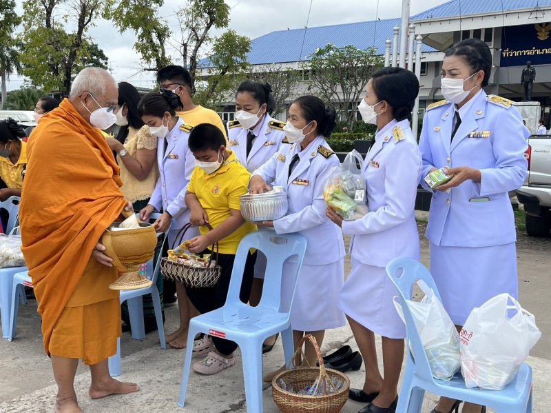 เทศบาลตำบลปักธงชัย เข้าร่วมพิธีทำบุญตักบาตร พิธีวางพานพุ่มและถวายบังคมเนื่องในวันคล้ายวันพระบรมราชสมภพพระบาทสมเด็จพระบรมชนกาธิเบศร มหาภูมิพลอดุลยเดชมหาราช บรมนาถบพิตร วันชาติ และวันพ่อแห่งชาติ ณ หอประชุมอำเภอปักธงชัยเพื่อสดุดีพระเกียรติคุณและน้อมรำลึกในพระมหากรุณาธิคุณอันหาที่สุดมิได้