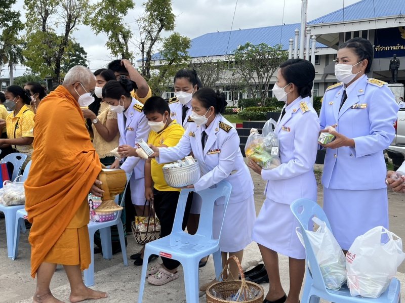 เทศบาลตำบลปักธงชัย เข้าร่วมพิธีทำบุญตักบาตร พิธีวางพานพุ่มและถวายบังคมเนื่องในวันคล้ายวันพระบรมราชสมภพพระบาทสมเด็จพระบรมชนกาธิเบศร มหาภูมิพลอดุลยเดชมหาราช บรมนาถบพิตร วันชาติ และวันพ่อแห่งชาติ ณ หอประชุมอำเภอปักธงชัยเพื่อสดุดีพระเกียรติคุณและน้อมรำลึกในพระมหากรุณาธิคุณอันหาที่สุดมิได้