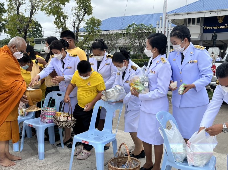 เทศบาลตำบลปักธงชัย เข้าร่วมพิธีทำบุญตักบาตร พิธีวางพานพุ่มและถวายบังคมเนื่องในวันคล้ายวันพระบรมราชสมภพพระบาทสมเด็จพระบรมชนกาธิเบศร มหาภูมิพลอดุลยเดชมหาราช บรมนาถบพิตร วันชาติ และวันพ่อแห่งชาติ ณ หอประชุมอำเภอปักธงชัยเพื่อสดุดีพระเกียรติคุณและน้อมรำลึกในพระมหากรุณาธิคุณอันหาที่สุดมิได้