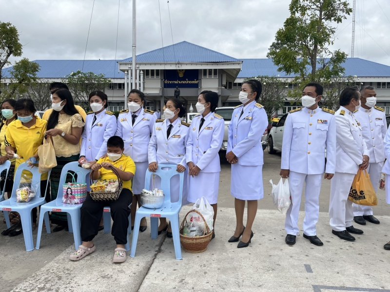 เทศบาลตำบลปักธงชัย เข้าร่วมพิธีทำบุญตักบาตร พิธีวางพานพุ่มและถวายบังคมเนื่องในวันคล้ายวันพระบรมราชสมภพพระบาทสมเด็จพระบรมชนกาธิเบศร มหาภูมิพลอดุลยเดชมหาราช บรมนาถบพิตร วันชาติ และวันพ่อแห่งชาติ ณ หอประชุมอำเภอปักธงชัยเพื่อสดุดีพระเกียรติคุณและน้อมรำลึกในพระมหากรุณาธิคุณอันหาที่สุดมิได้