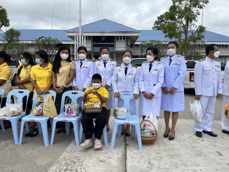 เทศบาลตำบลปักธงชัย เข้าร่วมพิธีทำบุญตักบาตร พิธีวางพานพุ่มและถวายบังคมเนื่องในวันคล้ายวันพระบรมราชสมภพพระบาทสมเด็จพระบรมชนกาธิเบศร มหาภูมิพลอดุลยเดชมหาราช บรมนาถบพิตร วันชาติ และวันพ่อแห่งชาติ ณ หอประชุมอำเภอปักธงชัยเพื่อสดุดีพระเกียรติคุณและน้อมรำลึกในพระมหากรุณาธิคุณอันหาที่สุดมิได้