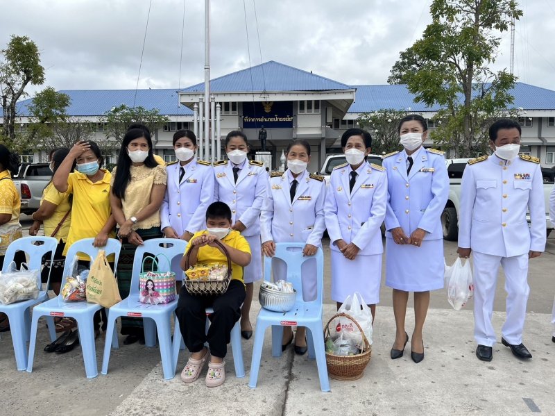 เทศบาลตำบลปักธงชัย เข้าร่วมพิธีทำบุญตักบาตร พิธีวางพานพุ่มและถวายบังคมเนื่องในวันคล้ายวันพระบรมราชสมภพพระบาทสมเด็จพระบรมชนกาธิเบศร มหาภูมิพลอดุลยเดชมหาราช บรมนาถบพิตร วันชาติ และวันพ่อแห่งชาติ ณ หอประชุมอำเภอปักธงชัยเพื่อสดุดีพระเกียรติคุณและน้อมรำลึกในพระมหากรุณาธิคุณอันหาที่สุดมิได้