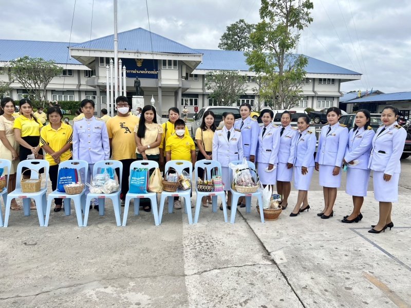 เทศบาลตำบลปักธงชัย เข้าร่วมพิธีทำบุญตักบาตร พิธีวางพานพุ่มและถวายบังคมเนื่องในวันคล้ายวันพระบรมราชสมภพพระบาทสมเด็จพระบรมชนกาธิเบศร มหาภูมิพลอดุลยเดชมหาราช บรมนาถบพิตร วันชาติ และวันพ่อแห่งชาติ ณ หอประชุมอำเภอปักธงชัยเพื่อสดุดีพระเกียรติคุณและน้อมรำลึกในพระมหากรุณาธิคุณอันหาที่สุดมิได้