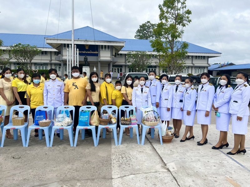 เทศบาลตำบลปักธงชัย เข้าร่วมพิธีทำบุญตักบาตร พิธีวางพานพุ่มและถวายบังคมเนื่องในวันคล้ายวันพระบรมราชสมภพพระบาทสมเด็จพระบรมชนกาธิเบศร มหาภูมิพลอดุลยเดชมหาราช บรมนาถบพิตร วันชาติ และวันพ่อแห่งชาติ ณ หอประชุมอำเภอปักธงชัยเพื่อสดุดีพระเกียรติคุณและน้อมรำลึกในพระมหากรุณาธิคุณอันหาที่สุดมิได้