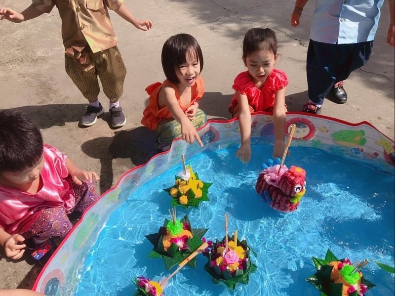 ศูนย์พัฒนาเด็กเล็กเทศบาลตำบลปักธงชัย จัดกิจกรรมวันลอยกระทงเพื่อให้เด็กได้รู้จักและรักษาสืบสานประเพณีอันดีงามของไทย วันที่ 8 พฤศจิกายน 2565 ณ ศูนย์พัฒนาเด็กเล็กเทศบาลตำบลปักธงชัย