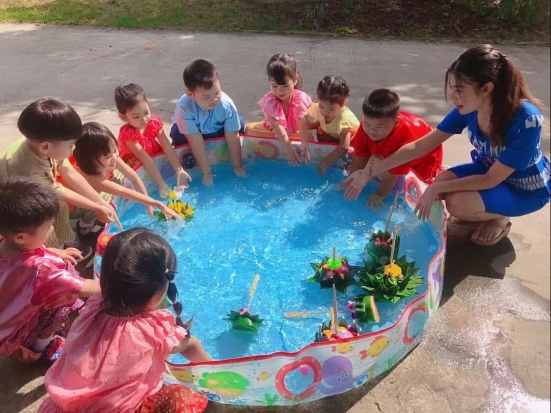 ศูนย์พัฒนาเด็กเล็กเทศบาลตำบลปักธงชัย จัดกิจกรรมวันลอยกระทงเพื่อให้เด็กได้รู้จักและรักษาสืบสานประเพณีอันดีงามของไทย วันที่ 8 พฤศจิกายน 2565 ณ ศูนย์พัฒนาเด็กเล็กเทศบาลตำบลปักธงชัย