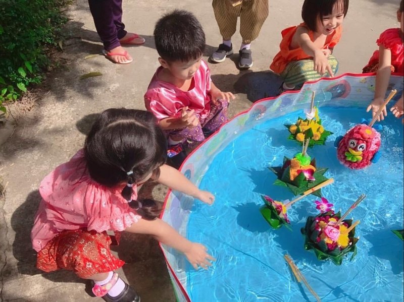 ศูนย์พัฒนาเด็กเล็กเทศบาลตำบลปักธงชัย จัดกิจกรรมวันลอยกระทงเพื่อให้เด็กได้รู้จักและรักษาสืบสานประเพณีอันดีงามของไทย วันที่ 8 พฤศจิกายน 2565 ณ ศูนย์พัฒนาเด็กเล็กเทศบาลตำบลปักธงชัย