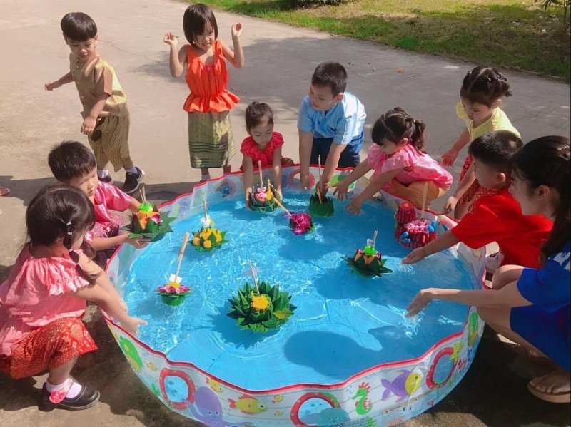 ศูนย์พัฒนาเด็กเล็กเทศบาลตำบลปักธงชัย จัดกิจกรรมวันลอยกระทงเพื่อให้เด็กได้รู้จักและรักษาสืบสานประเพณีอันดีงามของไทย วันที่ 8 พฤศจิกายน 2565 ณ ศูนย์พัฒนาเด็กเล็กเทศบาลตำบลปักธงชัย