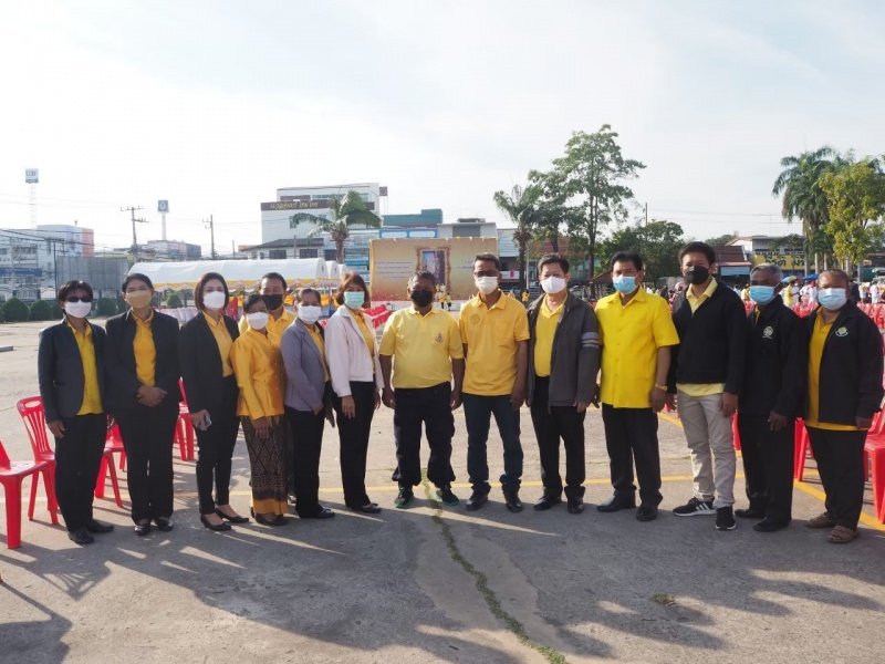 เทศบาลตำบลปักธงชัยร่วมกิจกรรมทำบุญตักบาตร ถวายเป็นพระราชกุศล วางพานพุ่มดอก และพิธีถวายบังคม เนื่องในวันคล้ายวันพระบรมราชสมภพ พระบาทสมเด็จพระบมชนกาธิเบศร มหาภูมิพลอดุลยเดชมหาราช บรมนาถบพิตร วันชาติ และวันพ่อแห่งชาติ 5 ธันวาคม 2564 ณ หอประชุมอำเภอปักธงชัย