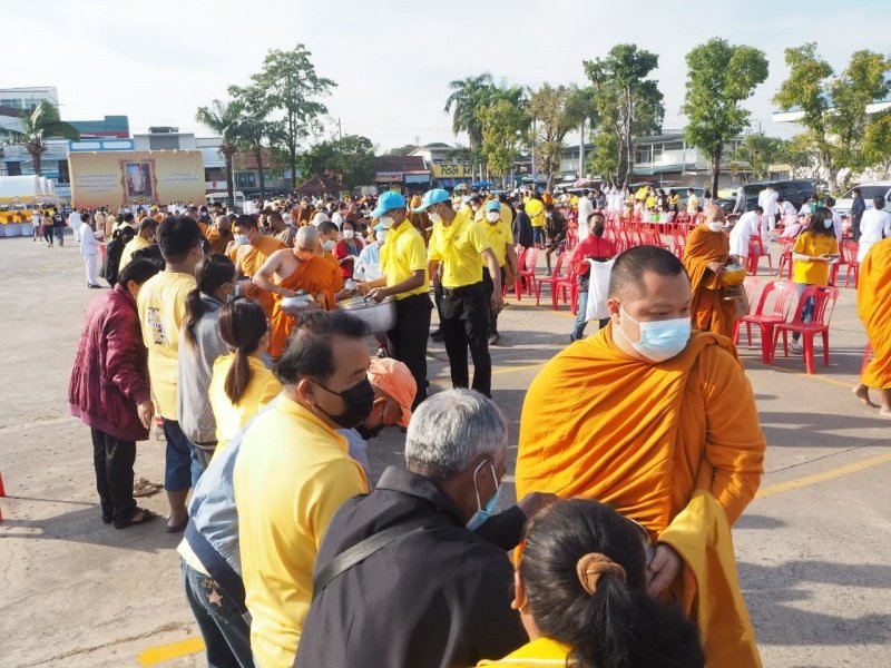 เทศบาลตำบลปักธงชัยร่วมกิจกรรมทำบุญตักบาตร ถวายเป็นพระราชกุศล วางพานพุ่มดอก และพิธีถวายบังคม เนื่องในวันคล้ายวันพระบรมราชสมภพ พระบาทสมเด็จพระบมชนกาธิเบศร มหาภูมิพลอดุลยเดชมหาราช บรมนาถบพิตร วันชาติ และวันพ่อแห่งชาติ 5 ธันวาคม 2564 ณ หอประชุมอำเภอปักธงชัย
