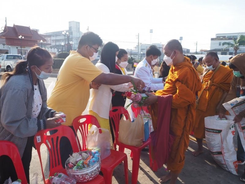 เทศบาลตำบลปักธงชัยร่วมกิจกรรมทำบุญตักบาตร ถวายเป็นพระราชกุศล วางพานพุ่มดอก และพิธีถวายบังคม เนื่องในวันคล้ายวันพระบรมราชสมภพ พระบาทสมเด็จพระบมชนกาธิเบศร มหาภูมิพลอดุลยเดชมหาราช บรมนาถบพิตร วันชาติ และวันพ่อแห่งชาติ 5 ธันวาคม 2564 ณ หอประชุมอำเภอปักธงชัย