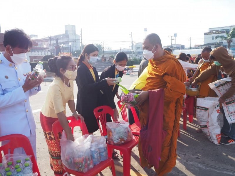 เทศบาลตำบลปักธงชัยร่วมกิจกรรมทำบุญตักบาตร ถวายเป็นพระราชกุศล วางพานพุ่มดอก และพิธีถวายบังคม เนื่องในวันคล้ายวันพระบรมราชสมภพ พระบาทสมเด็จพระบมชนกาธิเบศร มหาภูมิพลอดุลยเดชมหาราช บรมนาถบพิตร วันชาติ และวันพ่อแห่งชาติ 5 ธันวาคม 2564 ณ หอประชุมอำเภอปักธงชัย