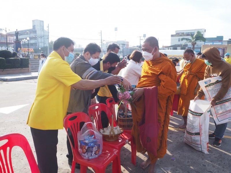 เทศบาลตำบลปักธงชัยร่วมกิจกรรมทำบุญตักบาตร ถวายเป็นพระราชกุศล วางพานพุ่มดอก และพิธีถวายบังคม เนื่องในวันคล้ายวันพระบรมราชสมภพ พระบาทสมเด็จพระบมชนกาธิเบศร มหาภูมิพลอดุลยเดชมหาราช บรมนาถบพิตร วันชาติ และวันพ่อแห่งชาติ 5 ธันวาคม 2564 ณ หอประชุมอำเภอปักธงชัย
