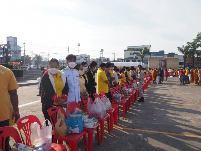 เทศบาลตำบลปักธงชัยร่วมกิจกรรมทำบุญตักบาตร ถวายเป็นพระราชกุศล วางพานพุ่มดอก และพิธีถวายบังคม เนื่องในวันคล้ายวันพระบรมราชสมภพ พระบาทสมเด็จพระบมชนกาธิเบศร มหาภูมิพลอดุลยเดชมหาราช บรมนาถบพิตร วันชาติ และวันพ่อแห่งชาติ 5 ธันวาคม 2564 ณ หอประชุมอำเภอปักธงชัย