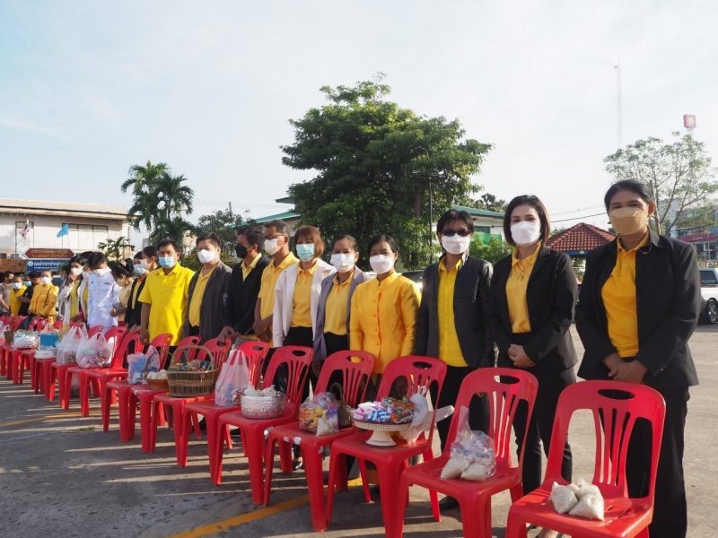 เทศบาลตำบลปักธงชัยร่วมกิจกรรมทำบุญตักบาตร ถวายเป็นพระราชกุศล วางพานพุ่มดอก และพิธีถวายบังคม เนื่องในวันคล้ายวันพระบรมราชสมภพ พระบาทสมเด็จพระบมชนกาธิเบศร มหาภูมิพลอดุลยเดชมหาราช บรมนาถบพิตร วันชาติ และวันพ่อแห่งชาติ 5 ธันวาคม 2564 ณ หอประชุมอำเภอปักธงชัย