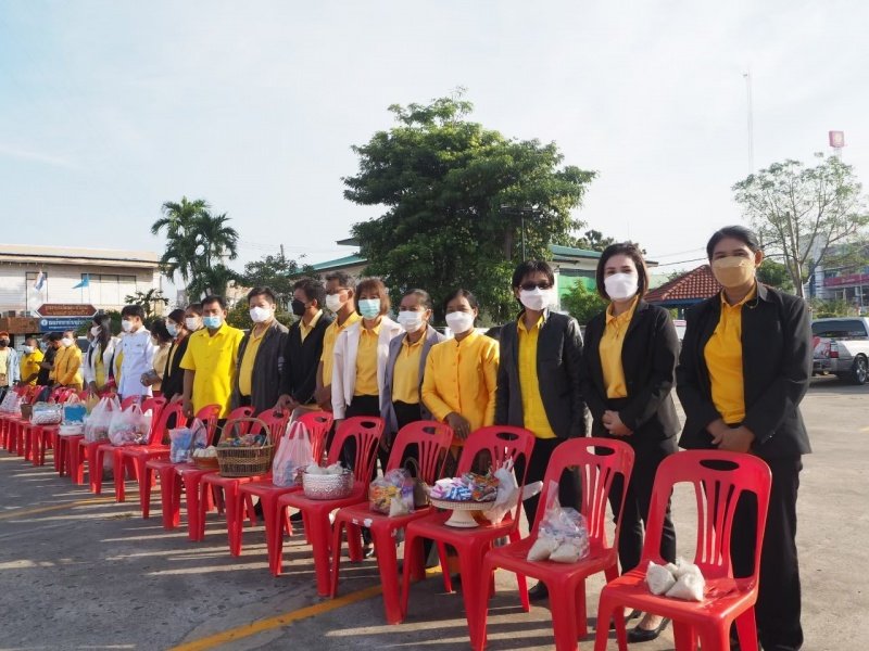 เทศบาลตำบลปักธงชัยร่วมกิจกรรมทำบุญตักบาตร ถวายเป็นพระราชกุศล วางพานพุ่มดอก และพิธีถวายบังคม เนื่องในวันคล้ายวันพระบรมราชสมภพ พระบาทสมเด็จพระบมชนกาธิเบศร มหาภูมิพลอดุลยเดชมหาราช บรมนาถบพิตร วันชาติ และวันพ่อแห่งชาติ 5 ธันวาคม 2564 ณ หอประชุมอำเภอปักธงชัย