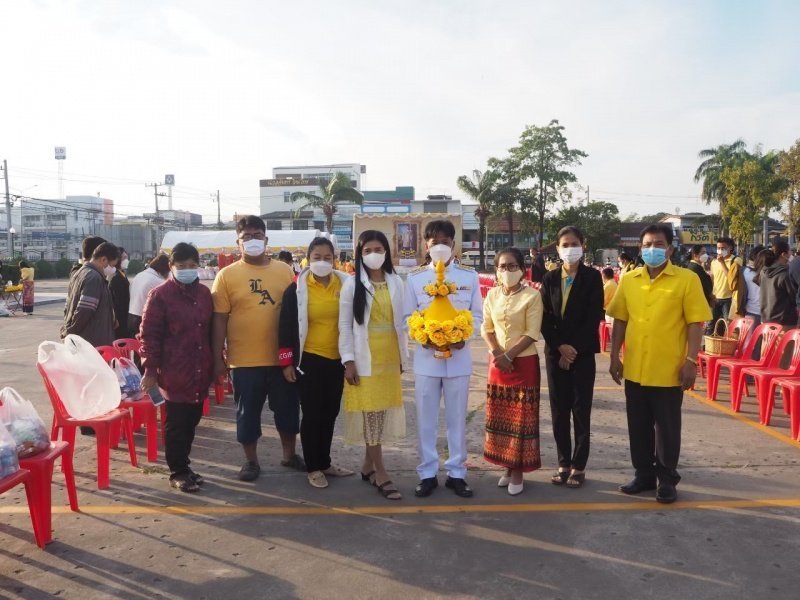 เทศบาลตำบลปักธงชัยร่วมกิจกรรมทำบุญตักบาตร ถวายเป็นพระราชกุศล วางพานพุ่มดอก และพิธีถวายบังคม เนื่องในวันคล้ายวันพระบรมราชสมภพ พระบาทสมเด็จพระบมชนกาธิเบศร มหาภูมิพลอดุลยเดชมหาราช บรมนาถบพิตร วันชาติ และวันพ่อแห่งชาติ 5 ธันวาคม 2564 ณ หอประชุมอำเภอปักธงชัย