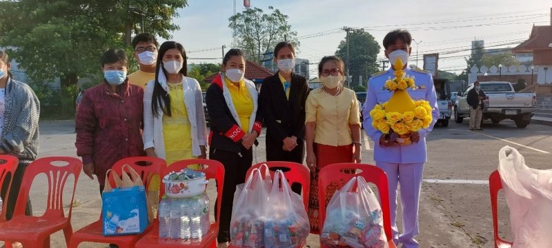 เทศบาลตำบลปักธงชัยร่วมกิจกรรมทำบุญตักบาตร ถวายเป็นพระราชกุศล วางพานพุ่มดอก และพิธีถวายบังคม เนื่องในวันคล้ายวันพระบรมราชสมภพ พระบาทสมเด็จพระบมชนกาธิเบศร มหาภูมิพลอดุลยเดชมหาราช บรมนาถบพิตร วันชาติ และวันพ่อแห่งชาติ 5 ธันวาคม 2564 ณ หอประชุมอำเภอปักธงชัย