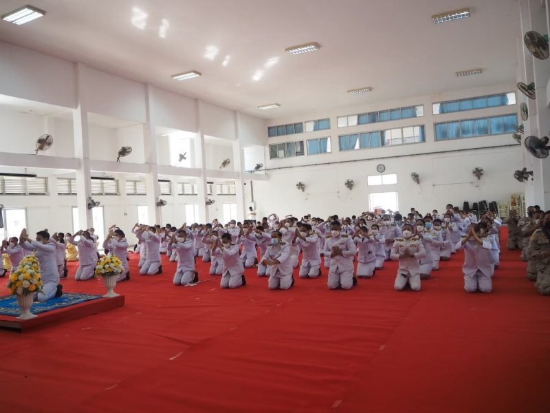 เทศบาลตำบลปักธงชัยร่วมกิจกรรมทำบุญตักบาตร ถวายเป็นพระราชกุศล วางพานพุ่มดอก และพิธีถวายบังคม เนื่องในวันคล้ายวันพระบรมราชสมภพ พระบาทสมเด็จพระบมชนกาธิเบศร มหาภูมิพลอดุลยเดชมหาราช บรมนาถบพิตร วันชาติ และวันพ่อแห่งชาติ 5 ธันวาคม 2564 ณ หอประชุมอำเภอปักธงชัย